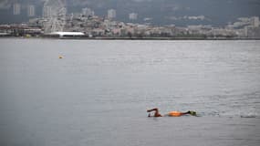 Un nageur se baigne dans la mer méditerranée à Marseille, le 3 janvier 2024