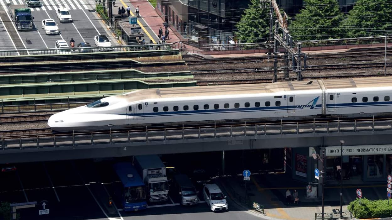 Dix ans de travaux pour 100 petits kilomètres: l'Inde est le pays du train mais n'avait pas de "TGV", le Japon va lui en fournir mais la facture des travaux est colossale