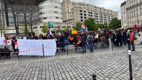Plusieurs dizaines de personnes devant Bercy ce samedi 15 avril. 