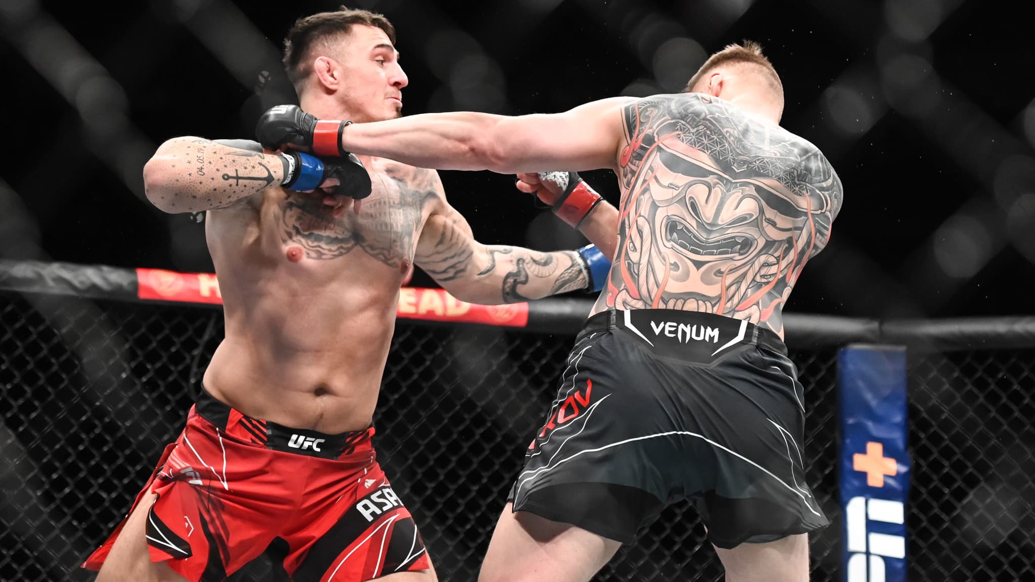 Tom Aspinall (à gauche) lors de sa victoire sur Alexander Volkov en mars 2022 Tom Aspinall (à gauche) lors de sa victoire sur Alexander Volkov en mars 2022
