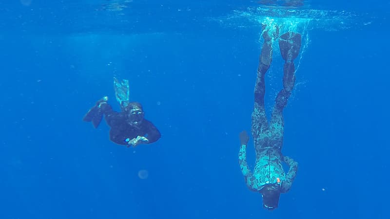 Des plongeurs australiens tentent de localiser des débris du vol MH370, dans le sud de l'océan Indien, le 7 avril.