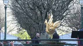 Le coq de la cathédrale Notre-Dame de Paris le samedi 16 décembre 2023, avant son élévation.