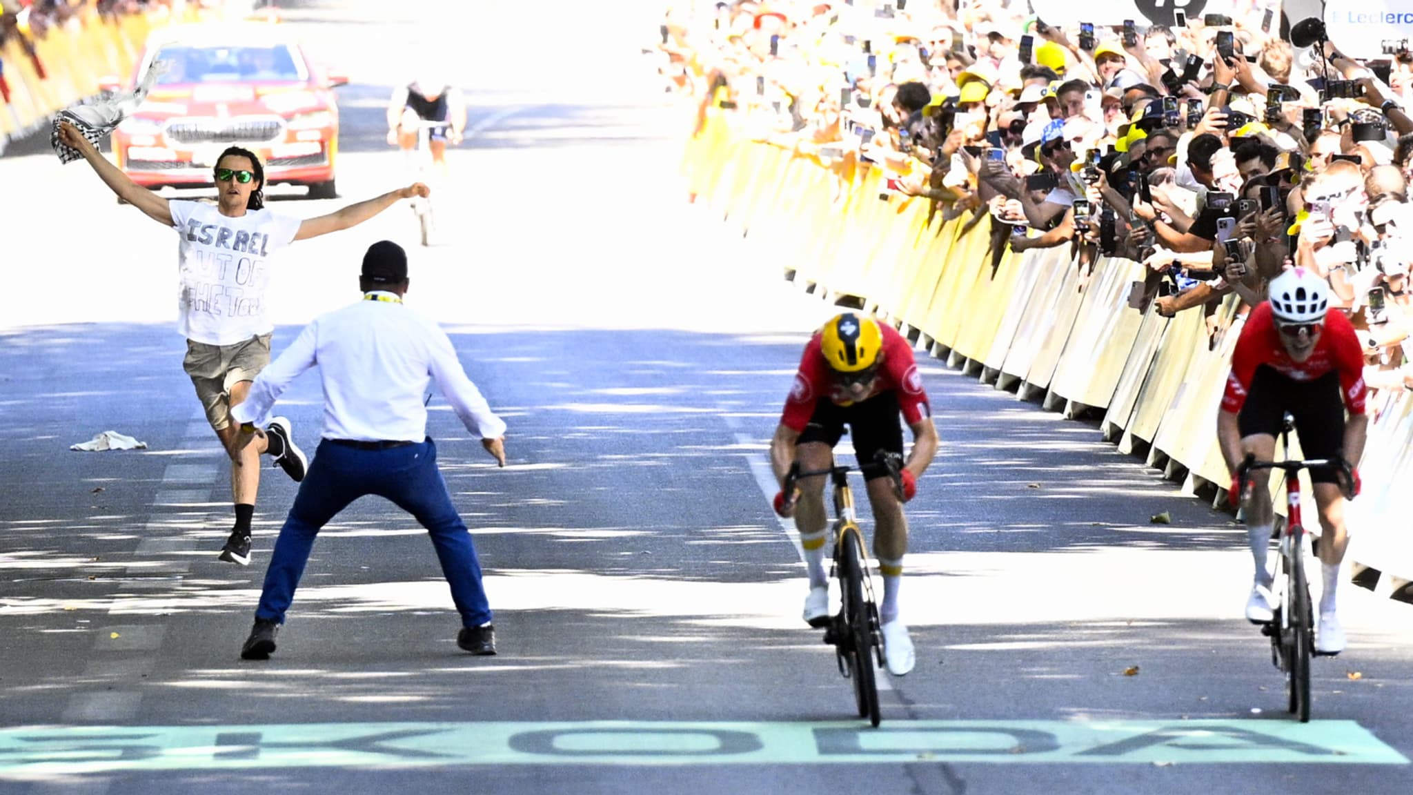 Tour de France 2025: l’image folle d’un spectateur qui court sur la route lors du sprint d’arrivée- le 16/07/2025 Tour de France 2025: l’image folle d’un spectateur qui court sur la route lors du sprint d’arrivée- le 16/07/2025