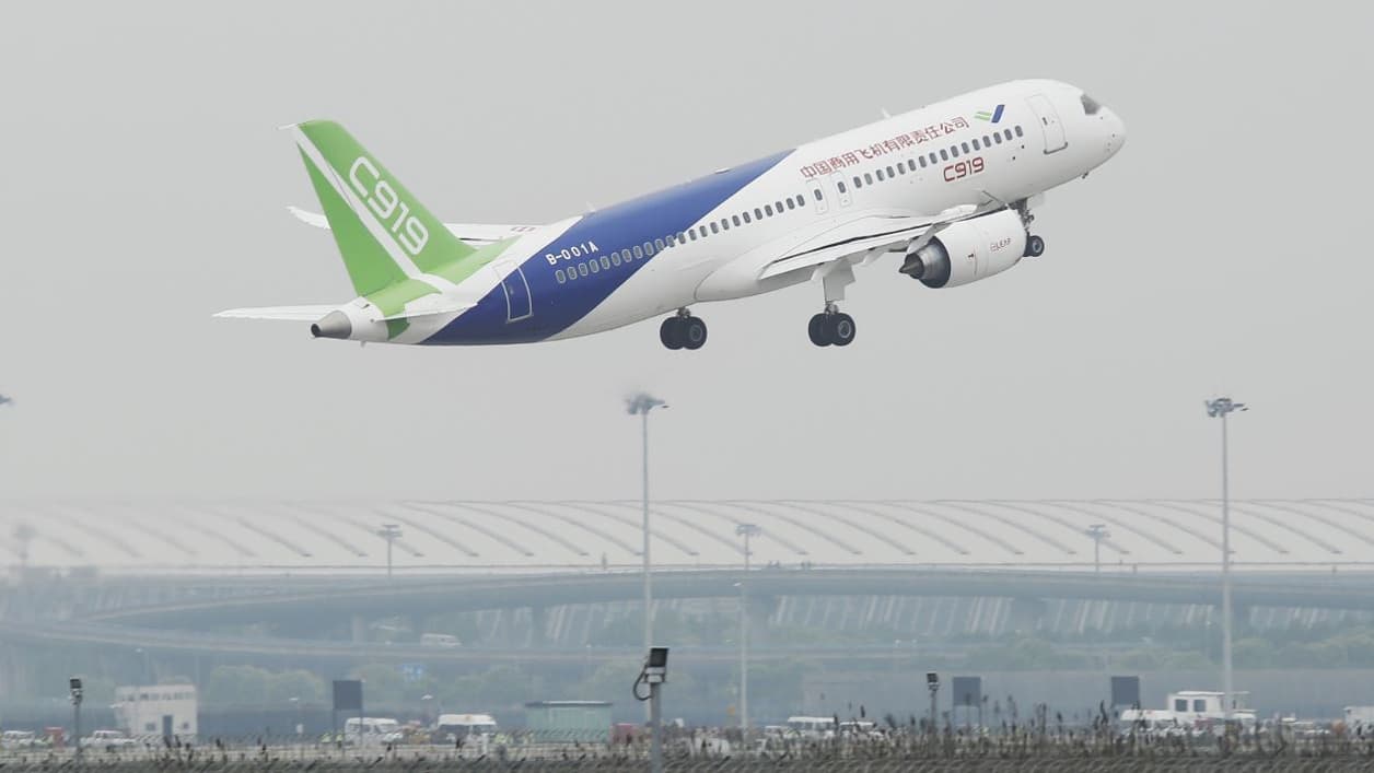 Vol inaugural du C919, l'avion moyen-courrier chinois