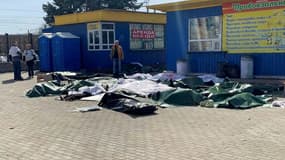 Des corps rassemblés à la gare de Kramatorsk, dans l'est de l'Ukraine, après une frappe russe sur la gare, le 8 avril 2022