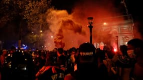 Des supporteurs du PSG célèbrent la qualification de leur équipe pour la finale de la Ligue des Champions, le 18 août 2020 sur les Champs Elysées à Paris