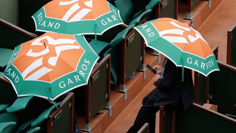 Des spectateurs patientent ce mardi dans les tribunes du Central
