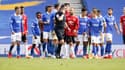 L'arbitre Chris Kavanagh entouré par les joueurs de Brighton et Manchester United, le 26 septembre 2020