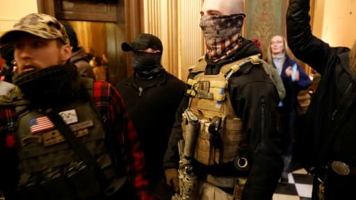 Des manifestants tentent d'entrer dans le Capitole de Lansing, siège de l'Assemblée de l'Etat du Michigan, pour exiger la fin du confinement décrété pour lutter contre la propagation du coronavirus, le 30 avril 2020