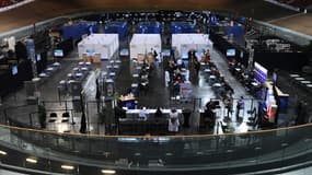 Des personnes attendent d'être vaccinées contre le Covid-19 au vélodrome de Saint-Quentin-en-Yvelines transformé en centre de vaccination, le 23 mars 2021 près de Paris