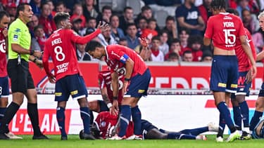 Samuel Umtiti au sol pendant Lille-Reims le 26 septembre 2023