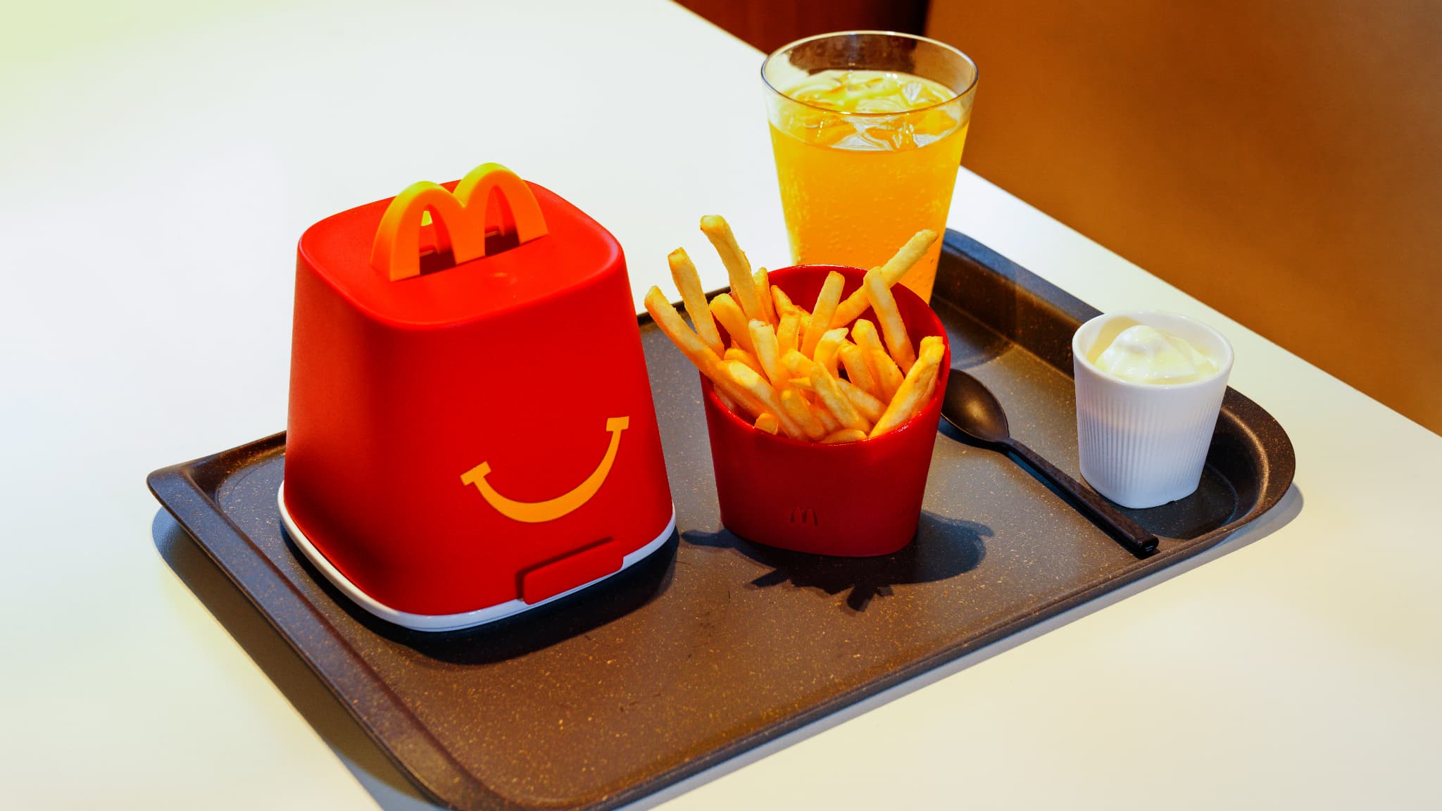 Du plastique dur et des verres pour le menu Happy Meal. Du plastique dur et des verres pour le menu Happy Meal.