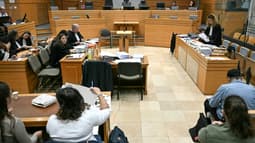 Emmanuelle Franck (d), avocate de Cédric Jubillar, accusé de la disparition de sa femme Delphine, et d'autres personnes attendent la reprise du procès dans la salle d'audience du palais de justice du Tarn, le 6 octobre 2025 à Albi
