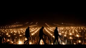 Des viticulteurs allument des bougies pour protéger leurs vignobles du gel, le 4 avril 2022 à Puligny-Montrachet, en Côte d'Or