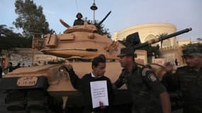 Un membre de la Garde républicaine évacue un manifestant anti-Morsi, mercredi devant le palais présidentiel du Caire. Le Parti des égyptiens libres, l'une des composantes du Front de salut national (FSN), principale coalition d'opposants au président égyp