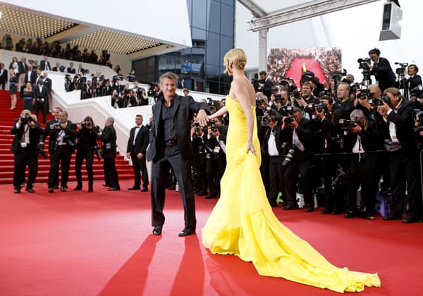 Charlize Theron retrouvant Sean Penn sur le tapis rouge à Cannes, lors de la présentation de "Mad Max: Fury Road".