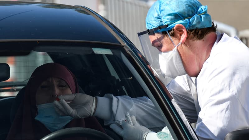Un biologiste réalise un test de contamination au Covid-19 sur le parking de l'hôpital de Laval (Mayenne), le 9 juillet 2020, après une recrudescence des cas dans le département.