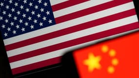Le drapeau américain s'affiche sur un écran d'ordinateur et le drapeau chinois sur un écran de téléphone portable.