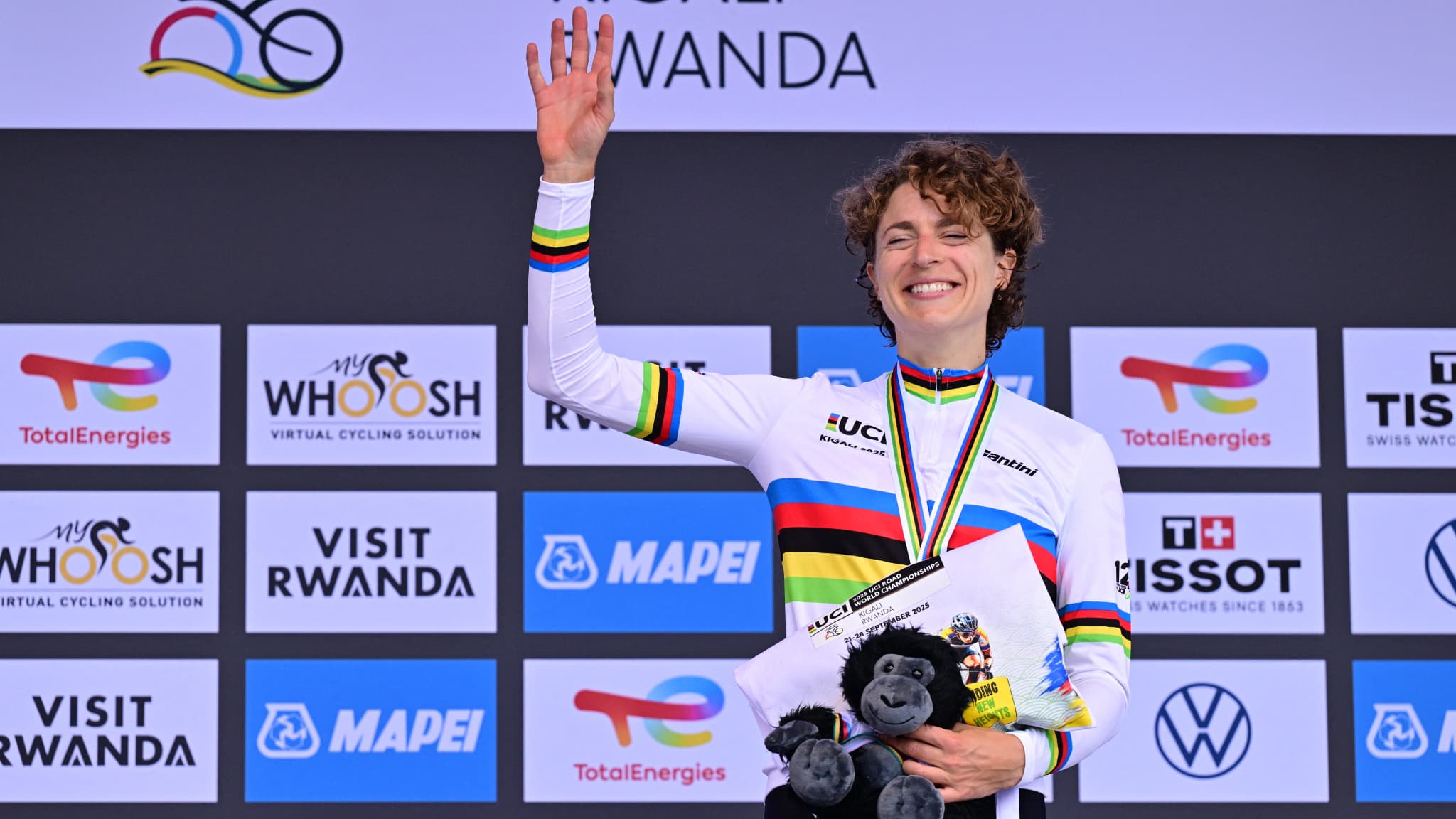 La Suissesse Marlen Reusser après avoir remporté la course contre la montre individuelle élite féminine lors des championnats du monde sur route, à Kigali, au Rwanda, le dimanche 21 septembre 2025. La Suissesse Marlen Reusser après avoir remporté la course contre la montre individuelle élite féminine lors des championnats du monde sur route, à Kigali, au Rwanda, le dimanche 21 septembre 2025.