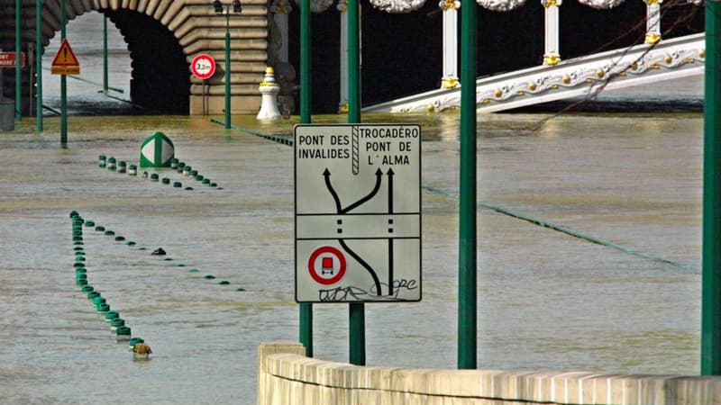 L'exercice de simulation de la "crue du siècle" dure depuis une semaine. Ici, les voies sur berges parisiennes en mars 2001, lors d'une "petite" crue de 5,25 mètres.