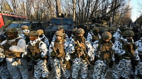 Des soldats participent à des exercices militaires à Pripiat, dans la zone d'exclusion de Tchernobyl, le 4 février 2022 en Ukraine