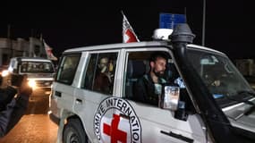 Un véhicule de la Croix-Rouge internationale transportant l'otage israélien russe Ron Krivoy, libéré par le Hamas, se dirige vers le poste frontière de Rafah, en Égypte, en vue d'un transfert vers Israël, le 26 novembre 2023.