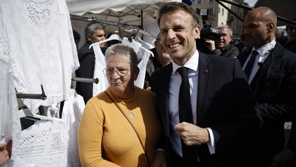 Emmanuel Macron sur un marché à Dôle (Jura) le 27 avril 2023 