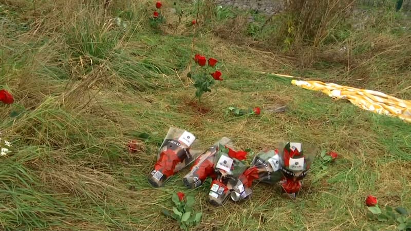 Des roses déposées pour des victimes de la tuerie dans le Nord