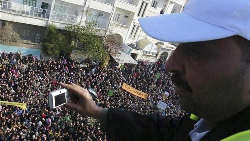 Observateur de la Ligue arabe photographiant une manifestation hostile à Bachar al Assad à Adlb. Une commission consultative de la Ligue arabe a préconisé dimanche le retrait immédiat de la mission d'observateurs arabes envoyés en Syrie dont la présence,
