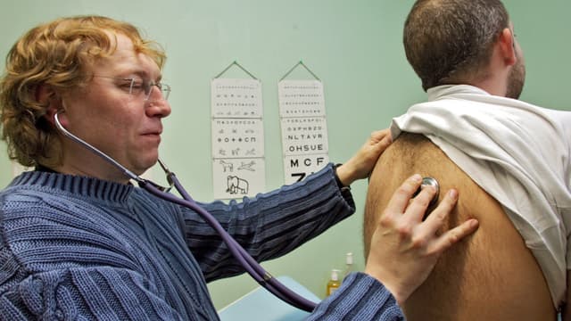 Les médecins libéraux ont gagné en moyenne 87.500 euros en 2014, soit 7.300 euros par mois.