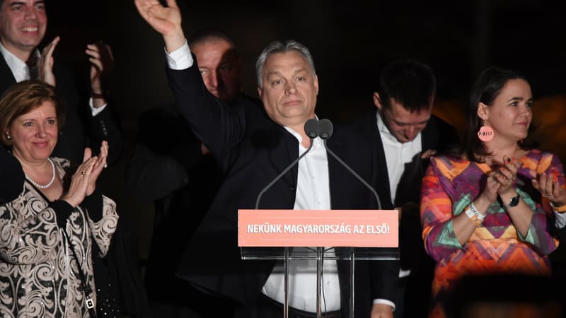 Viktor Orban et des membres de son parti, après les élections législatives hongroises, le 8 avril 2018