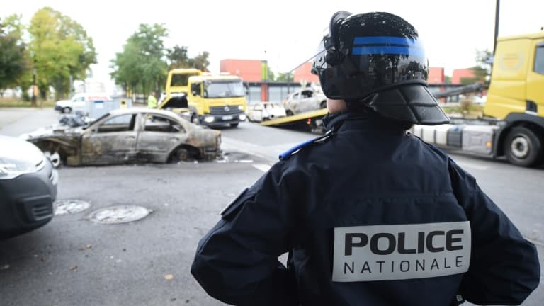 un véhicule calciné après une nuit de violences urbaines dans le quartier de Perseigne, le 28 septembre 2022 à Alençon, dans le nord-ouest de la France.