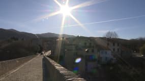 Le soleil au dessus de la commune de Céret, dans les Pyrénées-Orientales, février 2024 