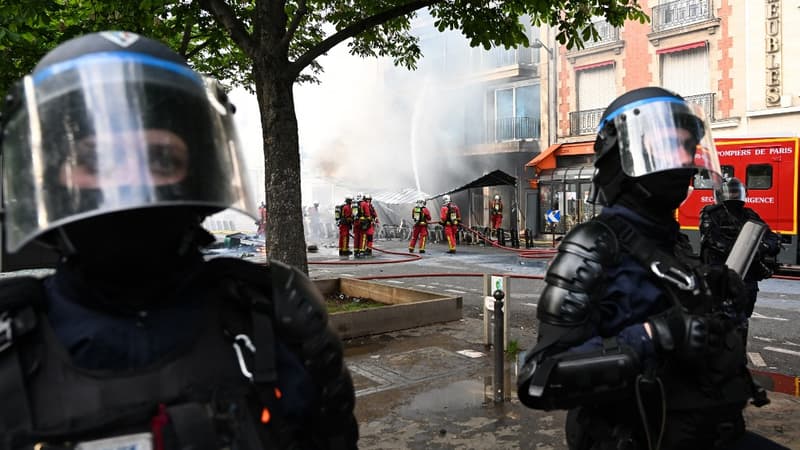 Des policiers lors d'une manifestation à Paris, le 1er mai 2023.