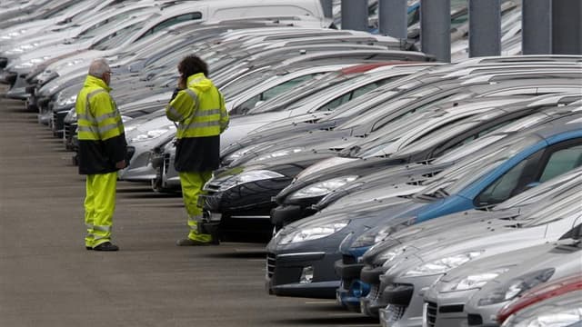 Le gouvernement français sera vigilant sur les conséquences sur l'emploi si le constructeur français PSA Peugeot Citroën noue une alliance avec l'américain General Motors, selon le ministre du Travail Xavier Bertrand. /Photo d'archives/REUTERS/Vincent Kes