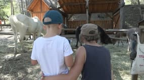 Un enfant et sa mère dans la commune du Vernet, Alpes-de-Haute-Provence 