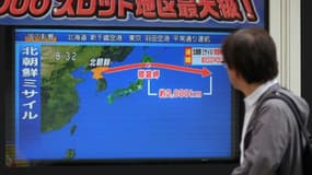 Un homme regarde un écran montrant la trajectoire du missile nord-coréen, à Tokyo le 15 septembre 2017