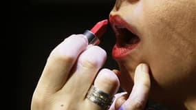 Une ONG met en garde mardi sur la composition des rouges à lèvres. Selon "Campagne pour des cosmétiques sûrs", qui a analysé une étude réalisée par l'Agence fédérale américaine des produits alimentaires et médicamenteux (FDA), la majorité des 400 rouges à