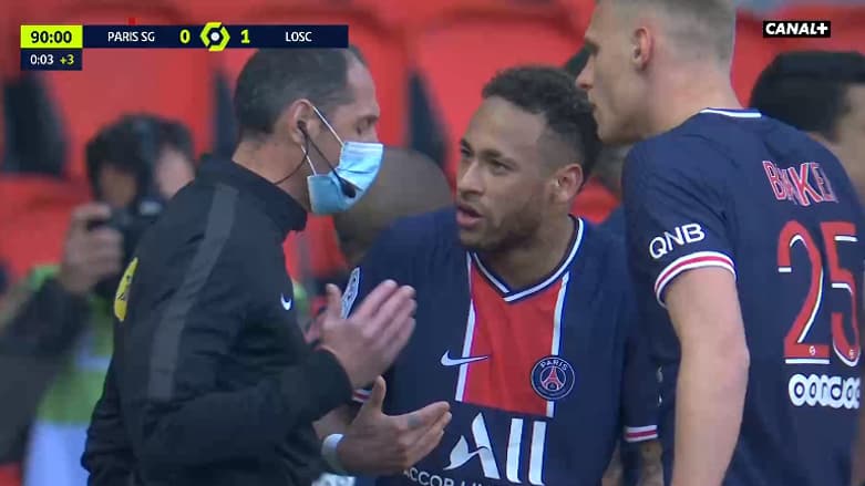 Neymar et l'arbitre lors de PSG-Lille Neymar et l'arbitre lors de PSG-Lille