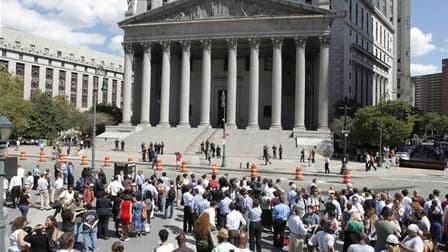 New-Yorkais évacués après un séisme de magnitude 5,9 qui a frappé la côte Est des Etats-Unis, un phénomène rare dans cette partie de l'Amérique du Nord. /Photo prise le 23 août 2011/REUTERS/Lucas Jackson