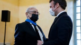 Emmanuel Macron décore Robert Hebras à Oradour-sur-Glane en Haute-Vienne, le 25 janvier 2022