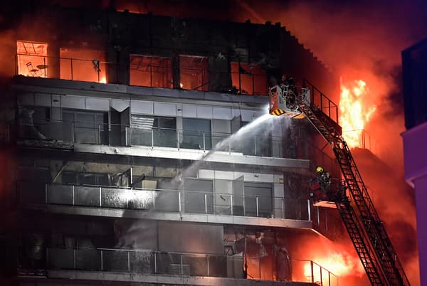 Les pompiers luttent contre un énorme incendie qui fait rage dans un immeuble résidentiel de plusieurs étages à Valence, le 22 février 2024.

