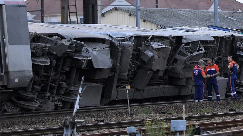 Six personnes ont été tuées et huit grièvement blessées dans le déraillement d'un train Corail Paris-Limoges vendredi après-midi dans la gare à Brétigny-sur-Orge, à une quarantaine de kilomètres au sud de Paris. /Photo prise le 12 juillet 2013/REUTERS/Gon