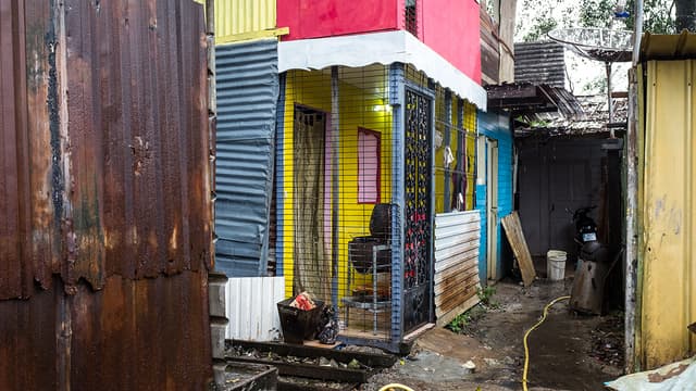 Habitations dans un quartier de Cayenne, en Guyane, le 6 avril 2017.