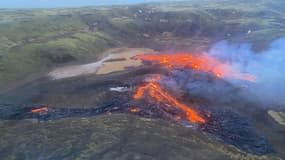 Une petite éruption volcanique à Geldingadalur, près du mont Fagradalsfjall, non loin de Reykjavik, le samedi 20 mars 2021