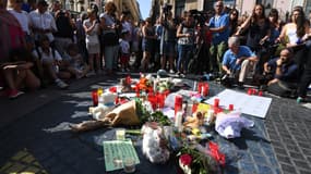 Des passants se recueillent en hommage aux victimes de l'attentat de Barcelone, le 18 août 2017 à Barcelone. 