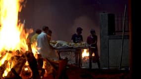 Étouffée par le Covid-19, l’Inde brûle ses morts dans les rues 