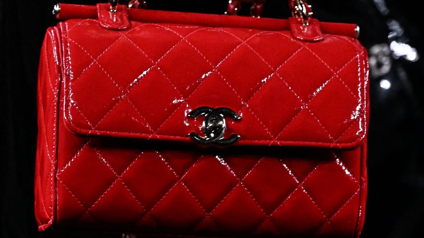 Les sacs s'affichent en rouge vif, ou ronds pour rappeler la forme du camélia. Les sacs s'affichent en rouge vif, ou ronds pour rappeler la forme du camélia.