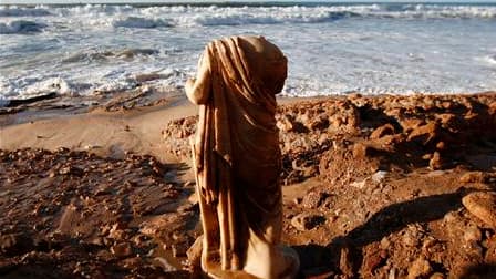 Une statue de l'époque romaine, enfouie depuis plusieurs siècles, a été mise au jour à Ashkelon à la suite des fortes tempêtes qui se sont récemment abattues sur la côte israélienne. Vieille de plus de 1.800 ans, la statue de marbre d'1,20 mètre de haut e