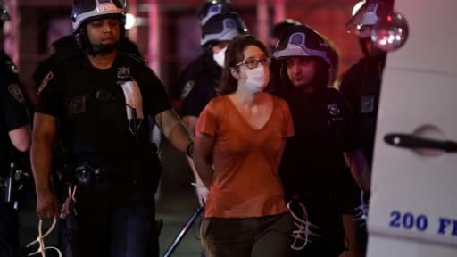 Arrestation d'une jeune manifestante blanche par la police à Manhattan, le 5 juin 2020